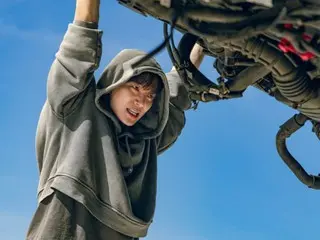 Lee Junho (2PM) với sức mạnh siêu nhiên cùng Lee ChaeMin và Kang HanNa đầy cuốn hút đã tung ra những hình ảnh quảng bá cho bộ phim "CASHERO".