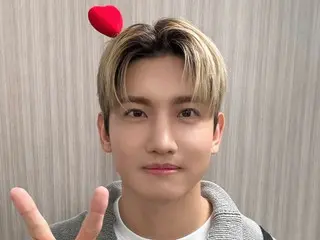 Changmin của "TVXQ", biểu tượng hòa bình dễ thương với hình trái tim trên đầu.
