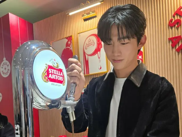 Tacyeon của 2PM tham dự sự kiện bia... thậm chí còn tự rót bia cho mình.